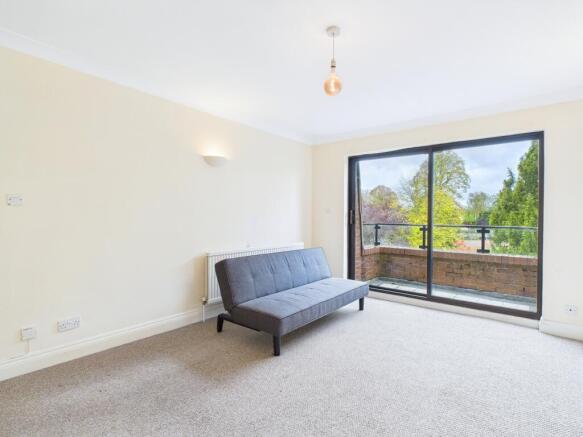 CAM01909G0-PR0410-STILL006