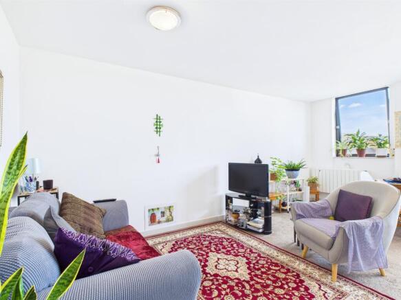 CAM01909G0-PR0331-STILL006