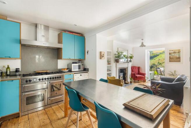 12 Open Plan Living 16 Fairview Road, Dartmouth -