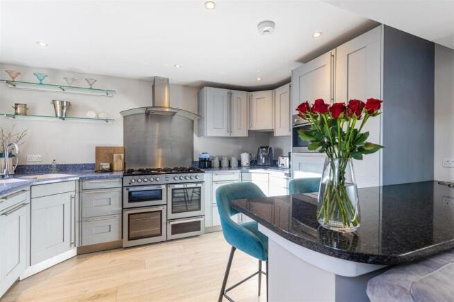 A09 - 7 Oakwood Close Dartmouth - 251117.jpg