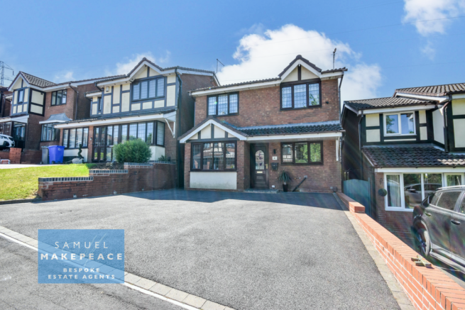 Large Three Bedroom Detached Property With Drivew