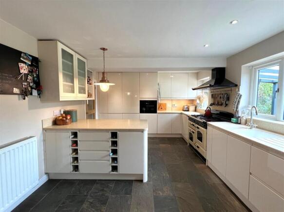 Kitchen 1.jpg