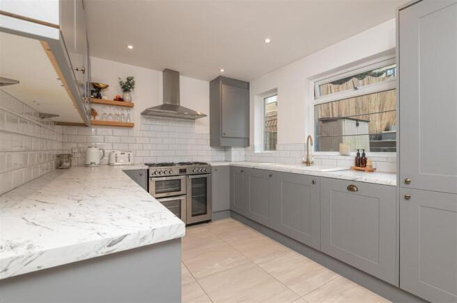 03 - 6 Lindwell Grove HX4 8AT.jpg