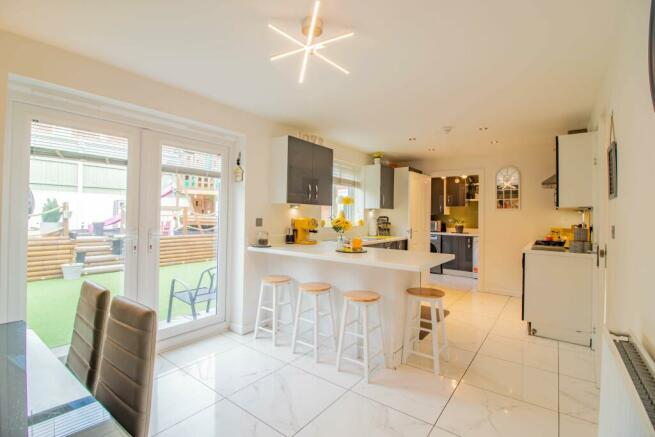 Kitchen/ Dining Room