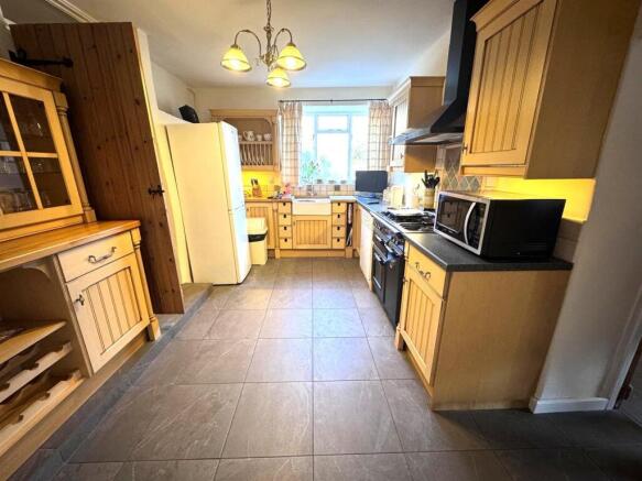 Kitchen (2).JPG
