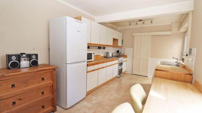 KITCHEN/DINING