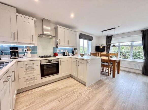 KITCHEN/DINING AREA