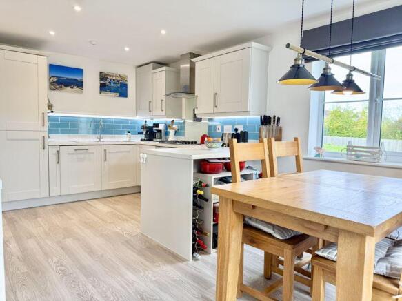 KITCHEN/DINING AREA