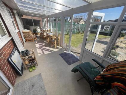 Barn Close, Crewkerne - POPULAR CUL DE SAC