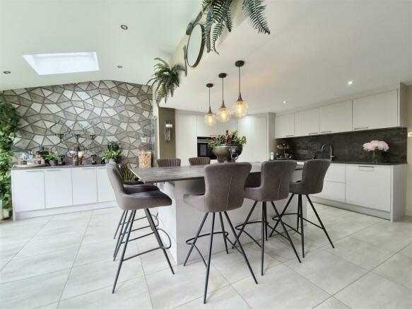 OPEN PLAN LIVING/DINING KITCHEN