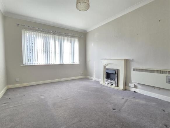 LOUNGE WITH DINING AREA