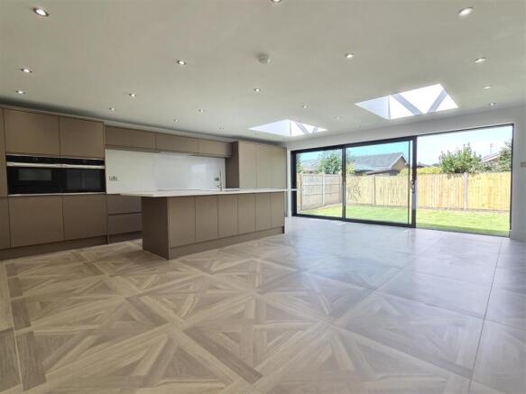 OPEN PLAN LIVING/DINING KITCHEN