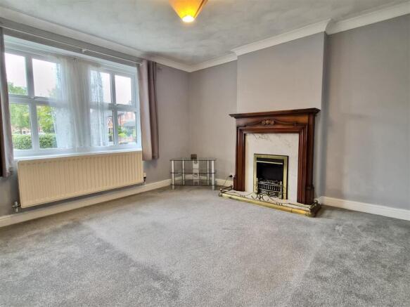 OPEN PLAN LOUNGE & KITCHEN