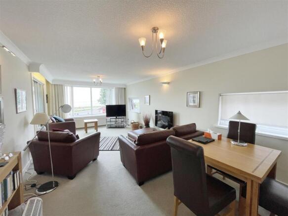 LOUNGE WITH DINING AREA