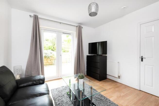 8 Middlewood Close-2.jpg