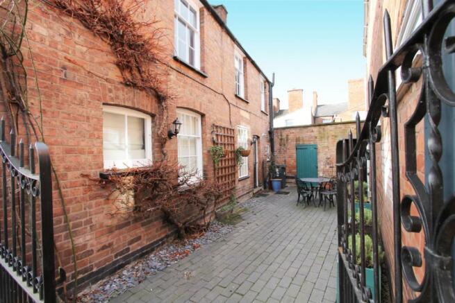 2 Bedroom Cottage To Rent In Lansdowne Road Leamington Spa