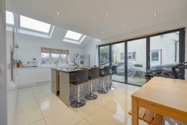 KITCHEN/DINING ROOM