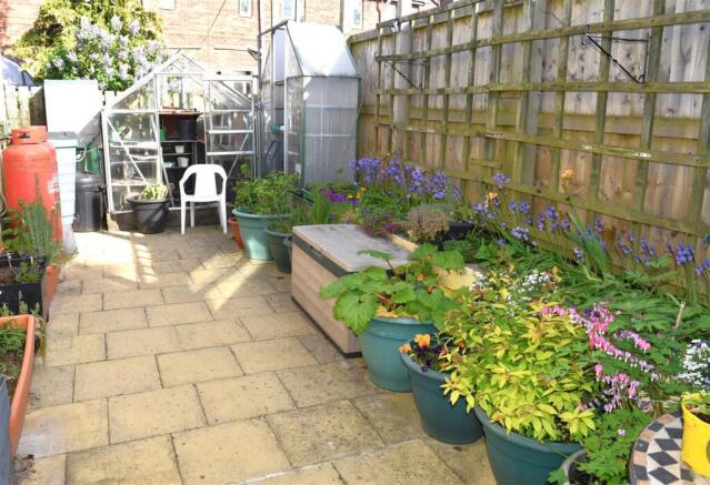 REAR ENCLOSED PATIO GARDEN