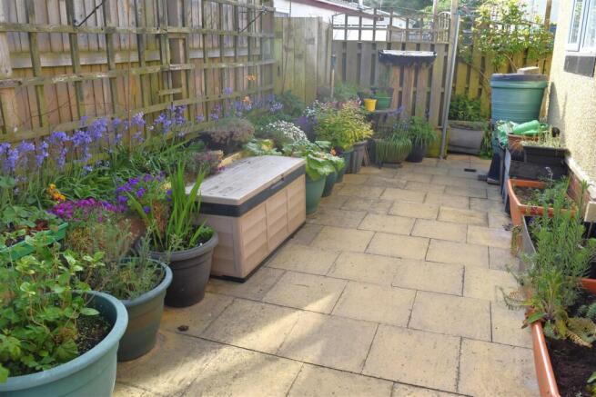 REAR ENCLOSED PATIO GARDEN