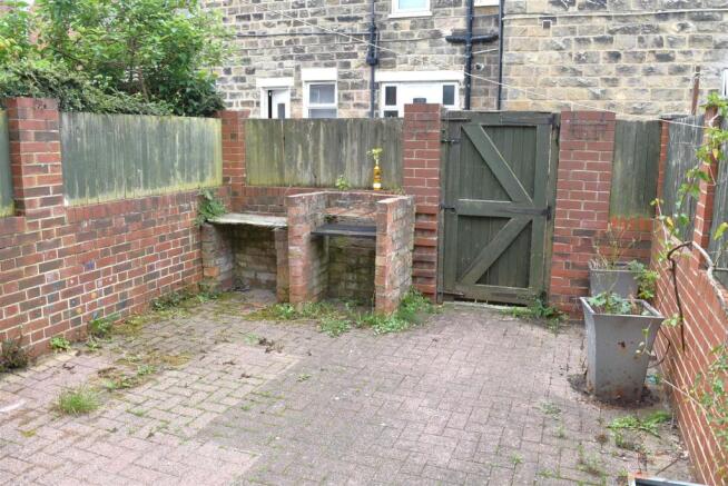 ENCLOSED REAR COURTYARD