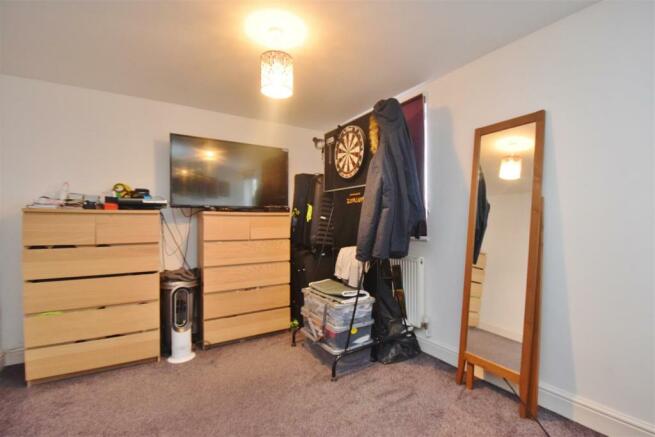 1 Bedroom Flat To Rent In Hanworth Road Hampton Tw12