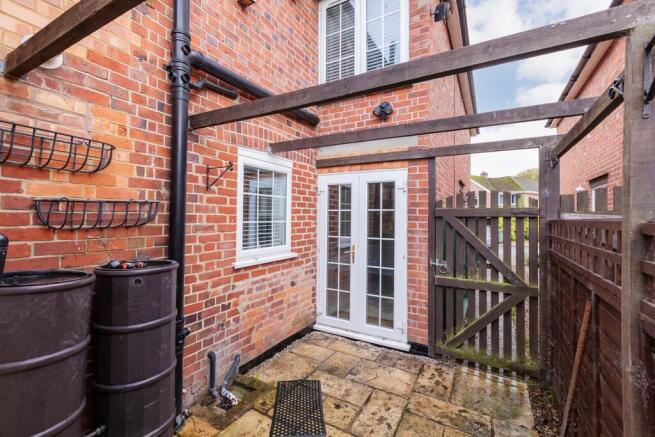 19 Goldenball Lan...