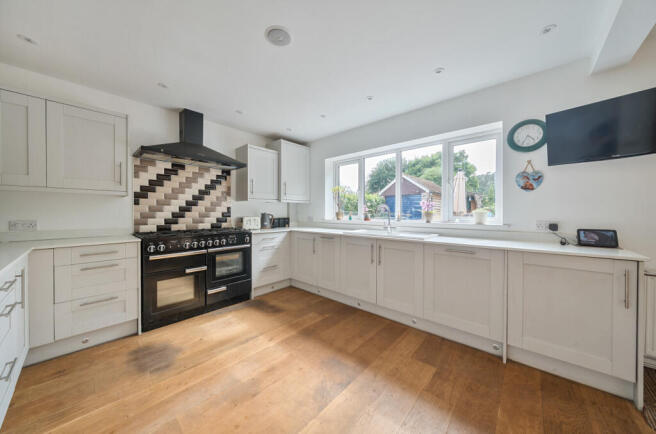 1325780-40-687685...