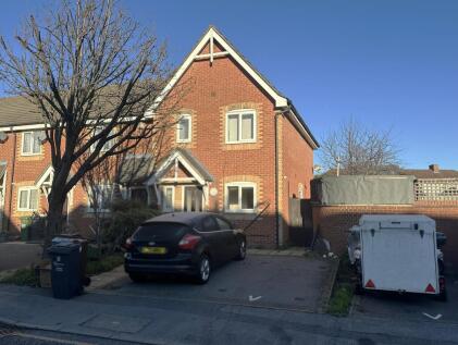 28 Langdale Close, Dagenham, Essex, RM8