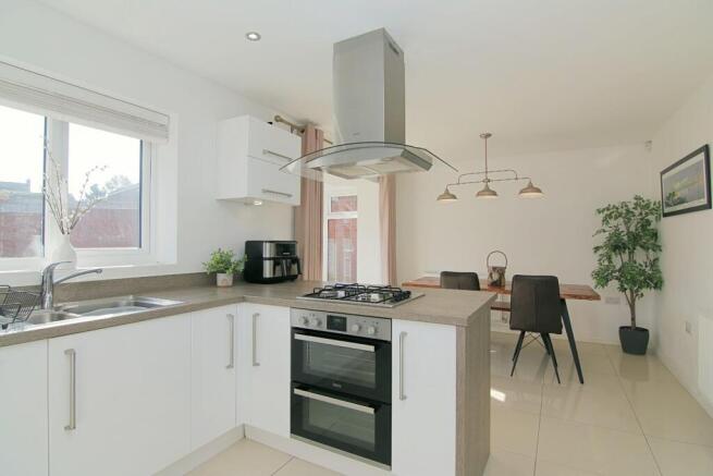 KITCHEN/DINING