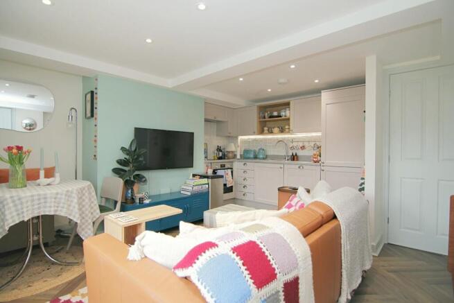LOUNGE/KITCHEN