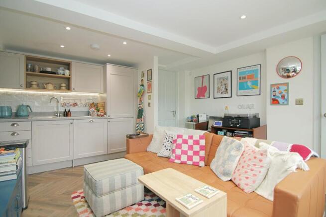 LOUNGE/KITCHEN