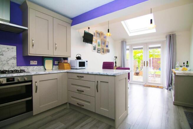 KITCHEN/DINING