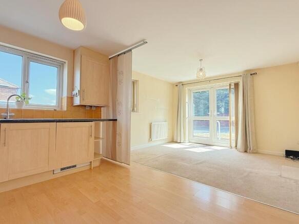 KITCHEN / LIVING