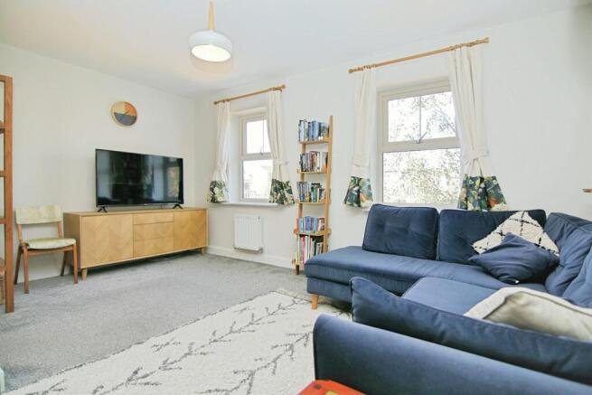 LIVING / BEDROOM
