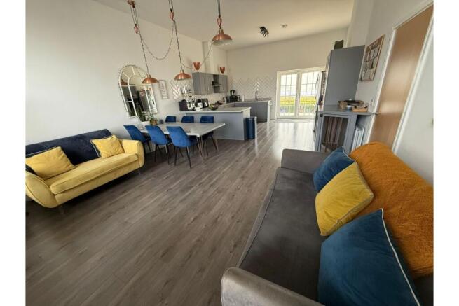 Lounge/Dining Room
