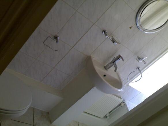 85B HRd 1 Bed toilet
