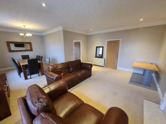 Open Plan Lounge / Dining Area