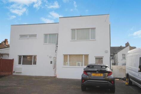 HOLYWELL ROAD, Watford REDUCED & CHAINFREE