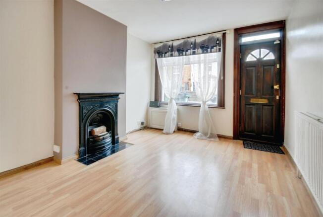 FRONT ROOM.jpg