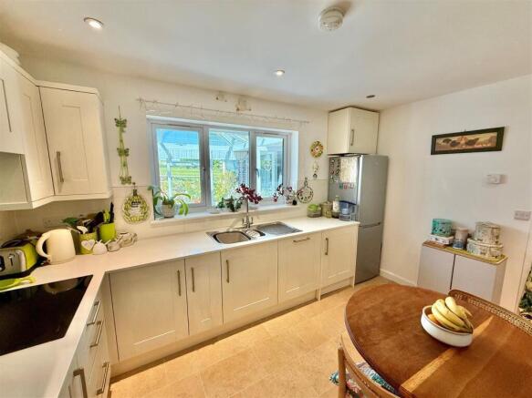 Kitchen 1.jpg