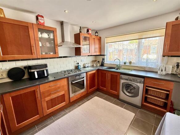 Kitchen 1.jpg