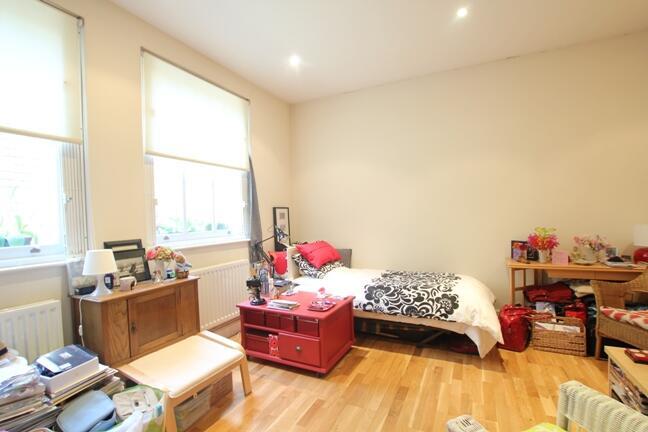 Flat 9, 1a Eburne Ro