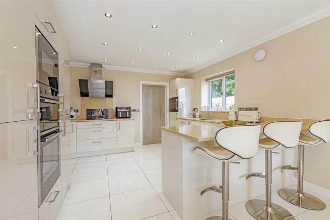 Kitchen/ Dining Room