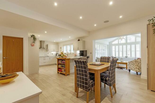 Impressive Open Plan Kitchen/Breakfast Room