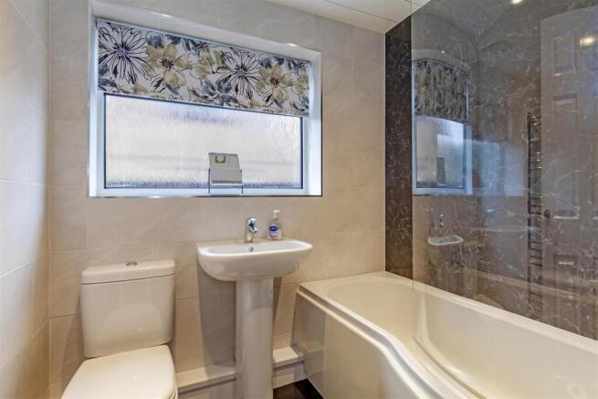 Attractive Re-Fitted Bathroom