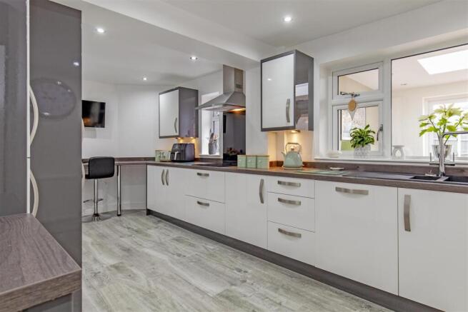 Splendid Breakfasting Kitchen