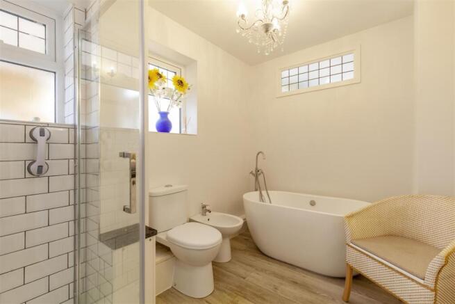 Exquisite Family Bathroom