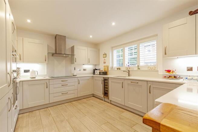 Impressive Open Plan Kitchen/Breakfast Room