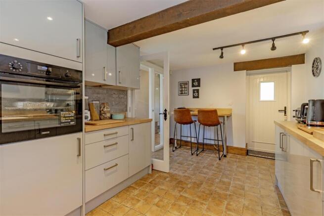 Impressive Breakfasting Kitchen