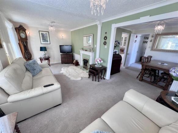 Lounge & Dining Area